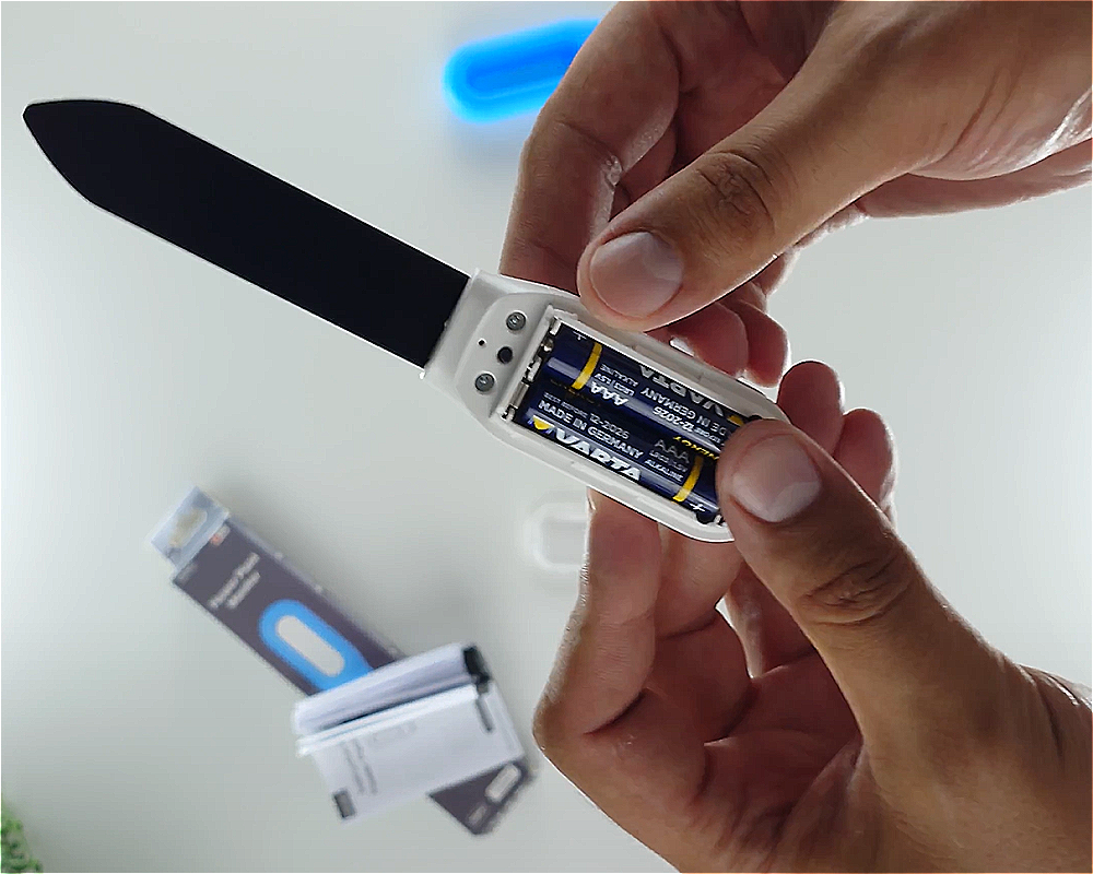 Obrázek zobrazující, jak vložit baterie do MOES Flower Plant Monitoru