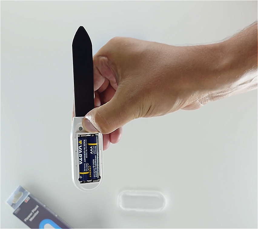 Obrázek zobrazující, jak vložit senzor do půdy a stisknout párovací tlačítko